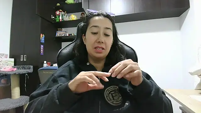 Snapshot of saramaSS chatting on 05-27-26, 04:09 saramaSS online show from 05-27-26, 04:09