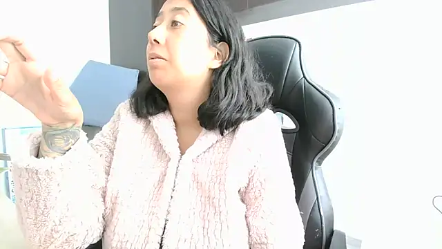 Snapshot of saramaSS chatting on 06-15-26, 07:38 saramaSS online show from 06-15-26, 07:38