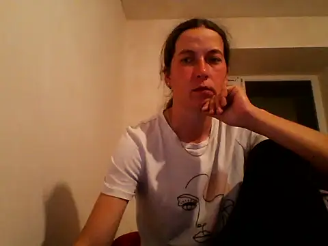 Snapshot of DanicaFey chatting on 05-17-26, 06:37 DanicaFey online show from 05-17-26, 06:37