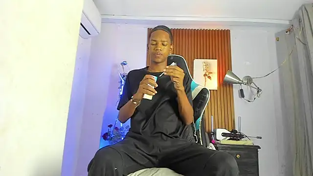Snapshot of Afrowayuu chatting on 06-25-26, 11:15 Afrowayuu online show from 06-25-26, 11:15