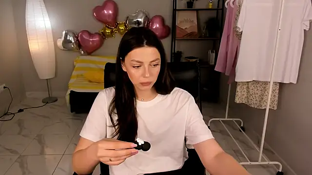 Lilian Iris online show from 05-20-26, 01:28