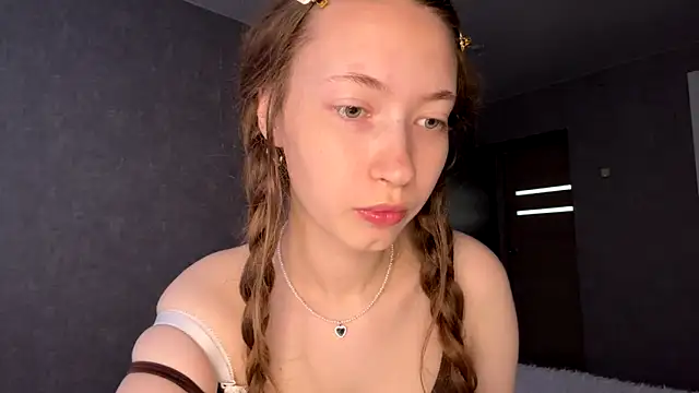 Snapshot of Emily_Mur_ chatting on 06-23-26, 05:05 Emily Mur online show from 06-23-26, 05:05