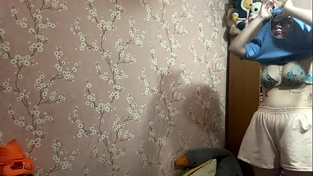 Snapshot of cloudcheek chatting on 06-12-26, 06:23 cloudcheek online show from 06-12-26, 06:23