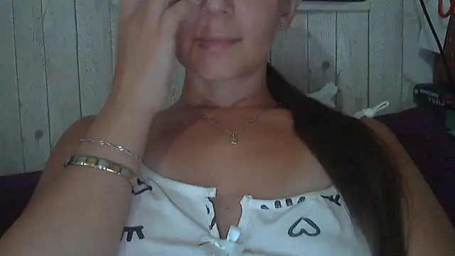 Snapshot of Bella--White chatting on 07-15-26, 02:00 Bella--White online show from 07-15-26, 02:00