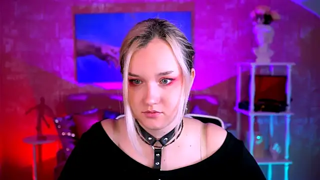 Snapshot of ViolettWoods chatting on 05-29-26, 08:23 ViolettWoods online show from 05-29-26, 08:23