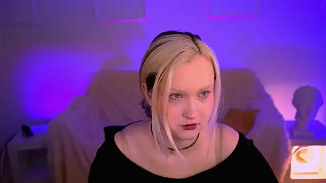 Snapshot of ViolettWoods chatting on 06-17-26, 06:27 ViolettWoods online show from 06-17-26, 06:27