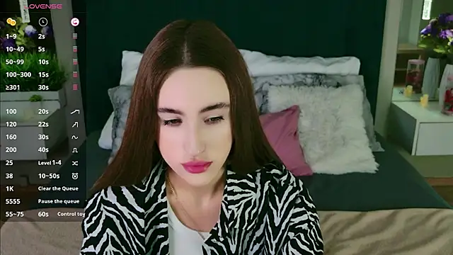 Snapshot of MadisonRen chatting on 06-10-26, 10:03 MadisonRen online show from 06-10-26, 10:03
