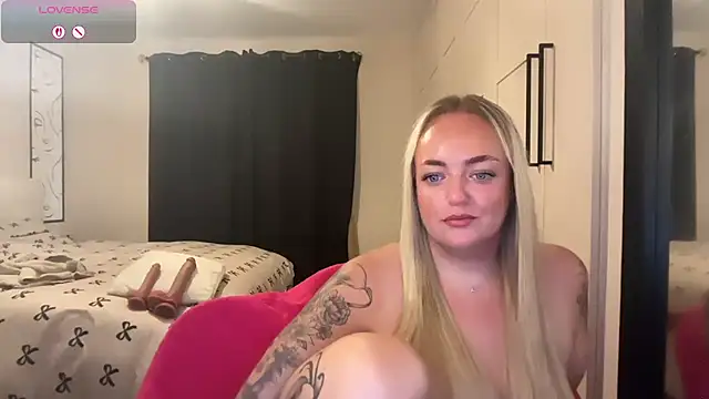 Snapshot of CurvyWetWife chatting on 06-27-26, 07:46 CurvyWetWife online show from 06-27-26, 07:46