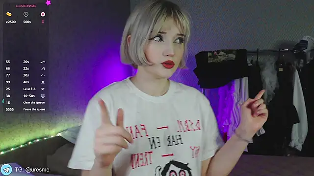 Snapshot of Esme_Velvet chatting on 05-21-26, 02:13 Esme Velvet online show from 05-21-26, 02:13