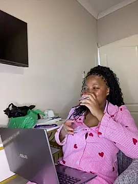 Snapshot of nothileenhle chatting on 05-29-26, 06:39 nothileenhle online show from 05-29-26, 06:39