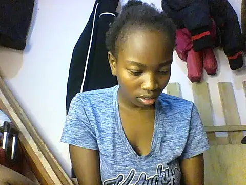 Snapshot of aliana082169 chatting on 06-10-26, 09:19 aliana082169 online show from 06-10-26, 09:19