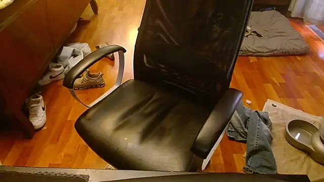 Snapshot of Clevername90 chatting on 02-15-25, 06:01 Clevername90 online show from 02-15-25, 06:01