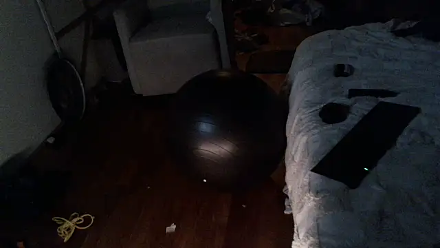 Snapshot of Clevername90 chatting on 12-19-25, 09:27 Clevername90 online show from 12-19-25, 09:27