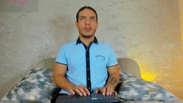 Snapshot of OliverWyse chatting on 06-28-26, 11:11 OliverWyse online show from 06-28-26, 11:11