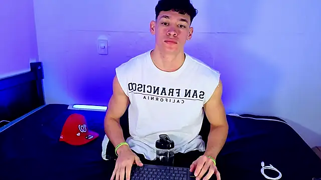 Luke Muscle online show from 06-05-26, 01:50