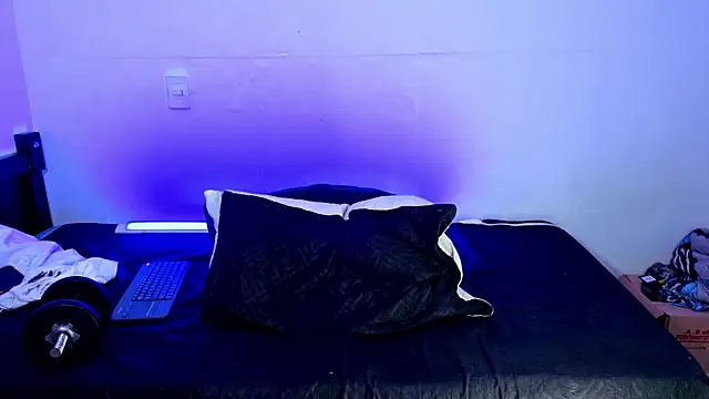 Luke Muscle online show from 06-06-26, 01:54