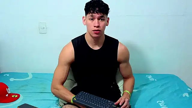 Luke Muscle online show from 06-08-26, 01:39