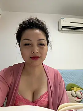 Snapshot of Luckylilyss chatting on 07-01-26, 02:46 Luckylilyss online show from 07-01-26, 02:46