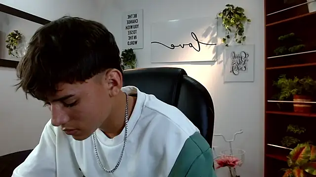 Snapshot of Ryan_grayx chatting on 06-01-26, 02:41 Ryan grayx online show from 06-01-26, 02:41