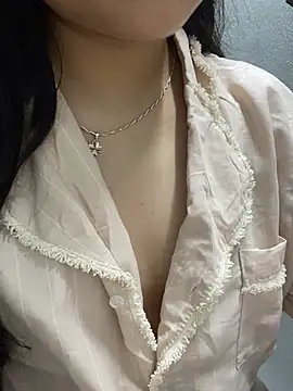 Snapshot of Ellie18 chatting on 05-30-26, 02:25 Ellie18 online show from 05-30-26, 02:25