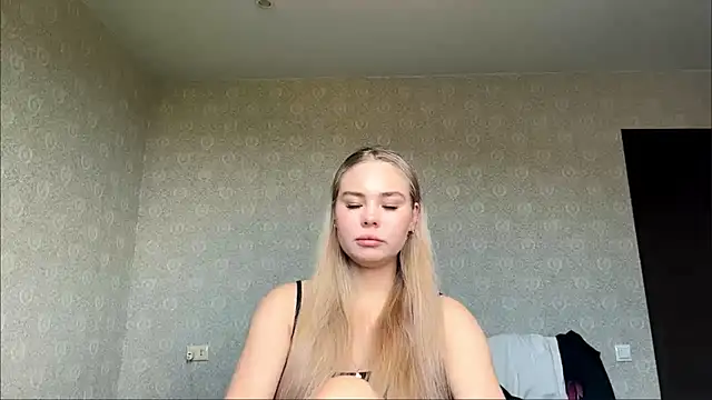 Snapshot of Cary_blonde chatting on 06-15-26, 06:04 Cary blonde online show from 06-15-26, 06:04