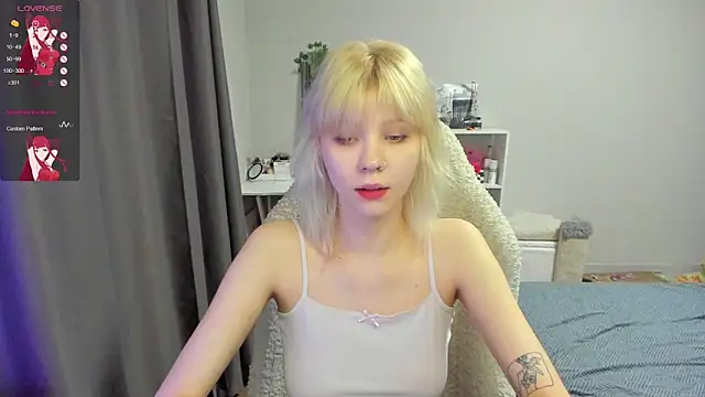 Snapshot of voguecaroline chatting on 06-30-26, 08:10 voguecaroline online show from 06-30-26, 08:10