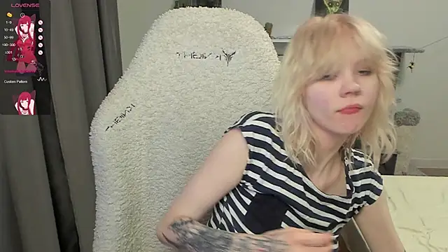 Snapshot of voguecaroline chatting on 07-17-26, 09:19 voguecaroline online show from 07-17-26, 09:19