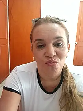 Snapshot of Sara_hilton02 chatting on 06-14-26, 02:30 Sara hilton02 online show from 06-14-26, 02:30