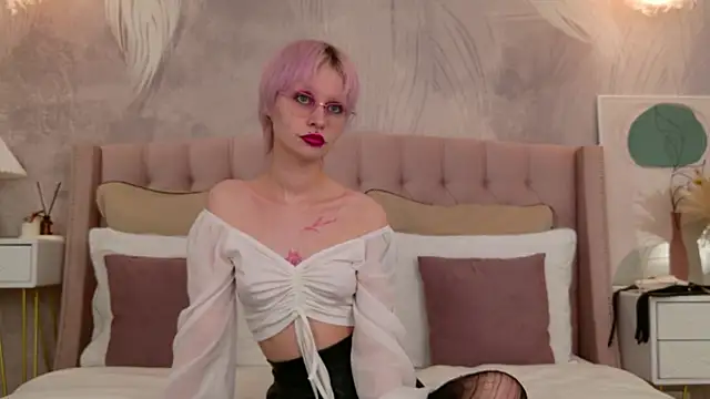 Snapshot of LauraDiazz chatting on 06-29-26, 03:01 LauraDiazz online show from 06-29-26, 03:01