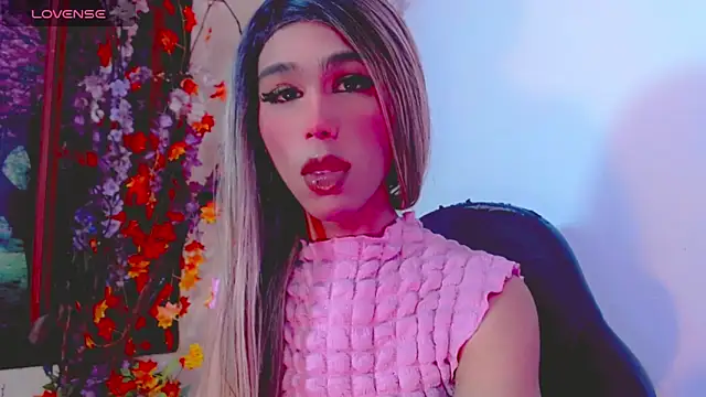 Snapshot of Honey_Balenciaga chatting on 06-21-26, 03:31 Honey Balenciaga online show from 06-21-26, 03:31