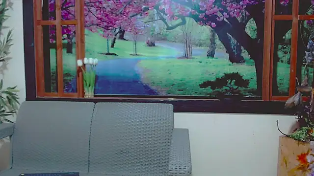Snapshot of Honey_Balenciaga chatting on 06-25-26, 11:31 Honey Balenciaga online show from 06-25-26, 11:31
