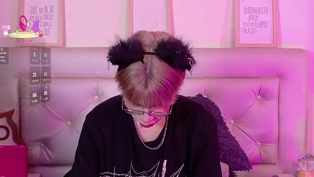 Snapshot of Kim_Adrien chatting on 06-28-26, 04:07 Kim Adrien online show from 06-28-26, 04:07
