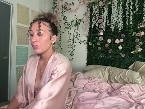 LyraCovee online show from 06-07-26, 02:37