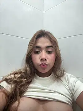 Issie 01 online show from 06-27-26, 04:39