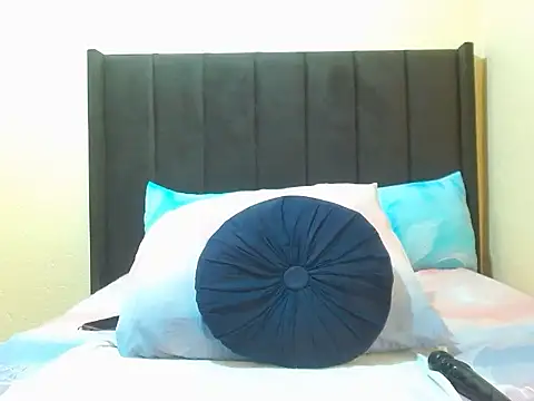 NaughtyLuux12 online show from 06-12-26, 05:45
