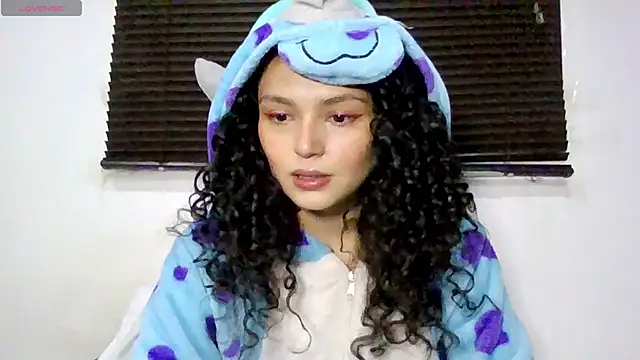 Snapshot of Diamond_Curls chatting on 06-11-26, 03:21 Diamond Curls online show from 06-11-26, 03:21