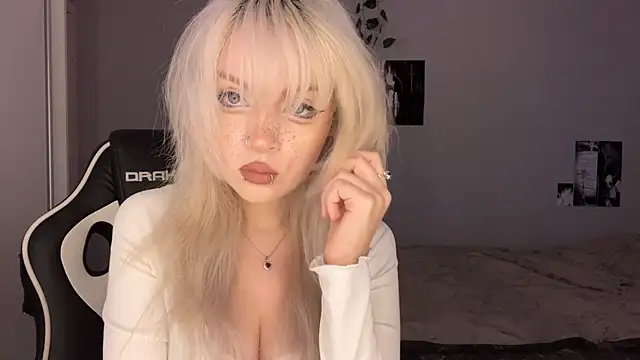 Snapshot of Velvets_Vixens01 chatting on 06-18-26, 05:50 Velvets Vixens01 online show from 06-18-26, 05:50