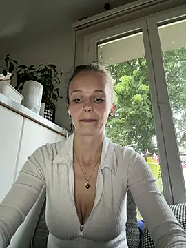 LillyWannaPlay online show from 06-11-26, 06:28