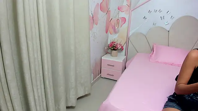 Snapshot of Millieskinny18 chatting on 06-18-26, 02:56 Millieskinny18 online show from 06-18-26, 02:56