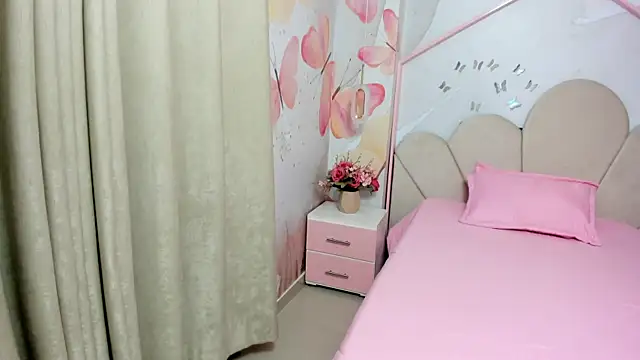 Snapshot of Millieskinny18 chatting on 06-19-26, 03:00 Millieskinny18 online show from 06-19-26, 03:00