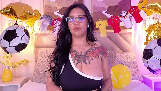Snapshot of Sharlot18 chatting on 06-19-26, 12:31 Sharlot18 online show from 06-19-26, 12:31
