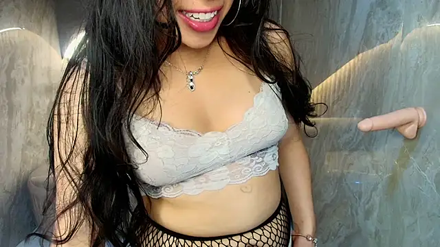 Mia  r  online show from 06-19-26, 10:35