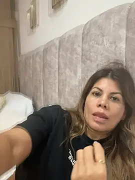 Snapshot of Valen_Milf4u chatting on 07-06-26, 12:51 Valen Milf4u online show from 07-06-26, 12:51