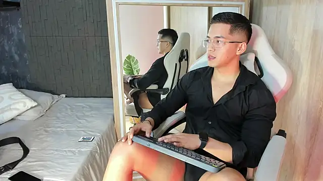 Matias strong1 online show from 07-30-26, 11:20