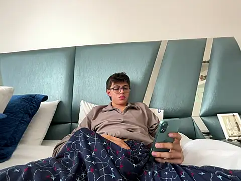 Snapshot of ItsJuanLuxxOficial chatting on 07-17-26, 05:40 ItsJuanLuxxOficial online show from 07-17-26, 05:40