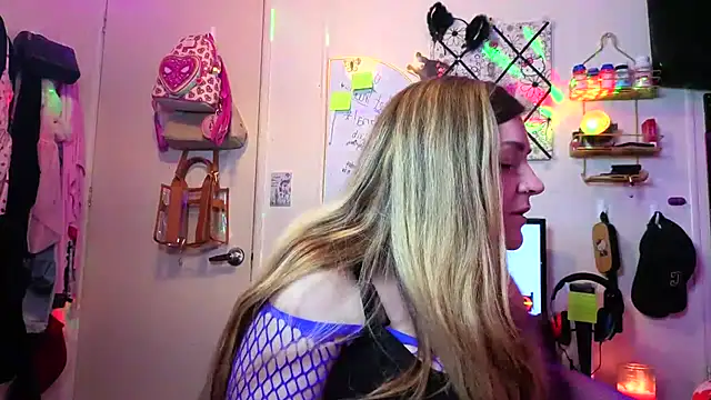Snapshot of xxKitten chatting on 07-21-26, 05:21 xxKitten online show from 07-21-26, 05:21