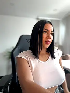 Snapshot of HannaBeckett chatting on 11-25-25, 12:27 HannaBeckett online show from 11-25-25, 12:27