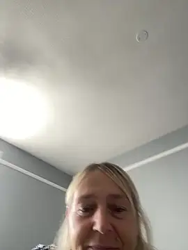 Blondnboujee53 online show from 08-06-26, 12:51