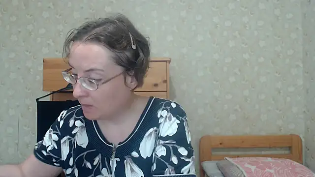 Snapshot of Smart_Rose chatting on 05-16-26, 01:43 Smart Rose online show from 05-16-26, 01:43