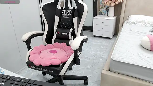 Snapshot of Hanako_love chatting on 03-18-26, 03:59 Hanako love online show from 03-18-26, 03:59